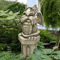 Gartentraum.de Devonshire Gartenkobold Steinfigur - Emogard / Figur m. Sockel