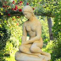 Gartentraum.de Garten Skulptur sitzende Frau - Arielle / Antikgrau