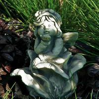 Gartentraum.de Wichtel Stein Gartenfigur mit Rosenblüte - Phineus Rosas / ohne Stab