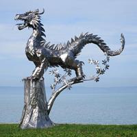 Gartentraum.de Gartendrache aus Metall steht auf Baum - Große Skulptur - Nuno auf Baum / Stahl - Rost