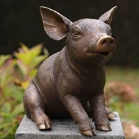 Gartentraum.de Kleines Ferkel aus Bronze sitzt für den Garten - Ferkel