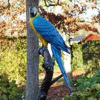 Gartentraum.de Blauer Ara auf Ast aus Bronze als Gartenskulptur - Papagei Tommi