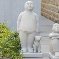 Gartentraum.de Skulptur Mann mit Hund - Stehend - Glasfaser-Beton - Anayo