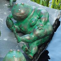 Gartentraum.de Denker Frosch Bronzeskulptur für Gartenteiche - Martha