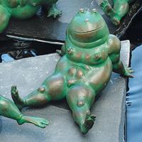 Gartentraum.de Robuste Bronze Froschfigur mit grüner Patina - Frieda