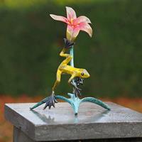 Gartentraum.de Gelber Frosch mit rosa Blüte - Bronze Tierfigur - Frosch Tyra