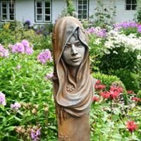 Gartentraum.de Schöne Gartenskulptur - Frauen Büste aus Stein - Jolanda / Antikgrau