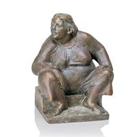 Gartentraum.de Frau sitzt auf Treppe - Bronzefigur aus limitierter Edition - Hockende