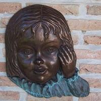 Gartentraum.de Bronze Mädchenfigur für die Wand - Liana