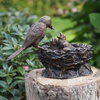 Gartentraum.de Vogel füttert Jungtiere - Bronze Vogelfigur - Vogel mit Nest