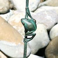 Gartentraum.de Besondere Tier Bronzeskulptur für den Garten - Frosch auf Halm