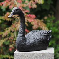 Gartentraum.de Schöne Schwanenskulptur aus Bronze - Schwarzer Schwan / 34x47x20cm (HxBxT)