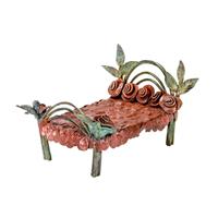 Gartentraum.de Rotes Bett als Kunstskulptur mit Rosen - Bronze limitiert - Bed of Roses