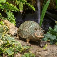 Gartentraum.de Stehender Bronze Igel mit Patina für den Garten - Igel