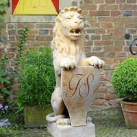 Gartentraum.de Löwe Steinfigur Sitzend mit Schild - Leobald / Sand