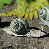 Gartentraum.de Kriechende Bronze Schnecke - robuste Gartenfigur - Schnecke