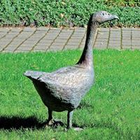 Gartentraum.de Limitiertes Handwerk - Gänsefigur aus Bronze - Gans nach vorne blickend