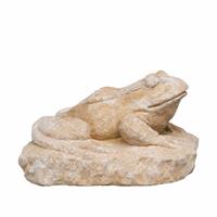 Gartentraum.de Kleine Froschfigur auf Felsen aus Steinguss für den Garten - Ufudo / Portland weiß