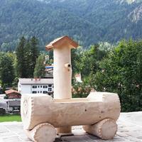 Gartentraum.de Kunstvoller Alpin Baumstamm Brunnen-Trog aus Holz - Allgäu Design - Monte Generoso / 130x160x45cm (HxBxDm)