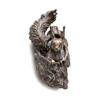 Gartentraum.de Wand Bronzeskulptur Eichhörnchen mit Kobel - Hörnchen mit Nest