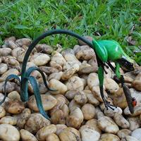 Gartentraum.de Bronze Froschfigur mit Schilf und rotem Käfer - Grüner Frosch mit Käfer
