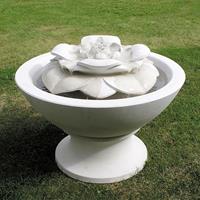 Gartentraum.de Kleiner Stein Gartenbrunnen mit Blüte - rund - Nymphea / mit Podest / Portland Weiß