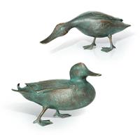 Gartentraum.de Set aus 2 Bronze Entenfiguren mit grüner Patina - Enten Set