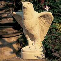 Gartentraum.de Garten Steinfigur mit Falke - Albus / Sand