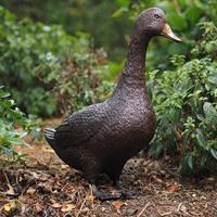 Gartentraum.de Lebensgroße Ente aus Bronze steht im Garten - Ente Thea