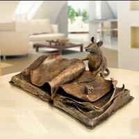 Gartentraum.de Bronzebuch mit Maus - limiterte Tierskulpturen - Le Rat de Bibliothèque