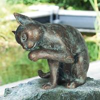 Gartentraum.de Sitzende Katze aus Bronze als Gartenfigur - Katze putzend