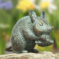 Gartentraum.de Kleine Bronze Mausfigur für den Garten- sitzend - Maus mit Käse