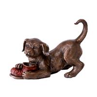 Gartentraum.de Hundewelpe als Bronzefigur für den Garten - Welpe mit Schuh