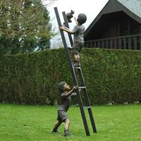 Gartentraum.de Bronzeskulptur 2 Jungen und Katze auf Leiter - Jungen auf Leiter