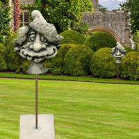 Gartentraum.de Lustige Skulptur Kobold Büste aus Stein - Primus / mit 120cm Stab