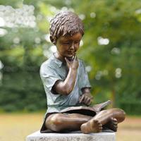 Gartentraum.de Sitzender Junge liest Buch - Bronze Gartenfigur - Samo