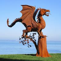 Gartentraum.de Metall Drache steht auf Baum - Große Gartenfigur - Matos auf Baum / Stahl - Rost