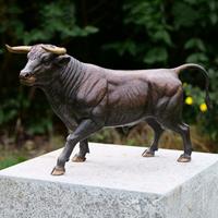 Gartentraum.de Kleine Deko Tierfigur stehender Stier aus Bronze - Stier Amos