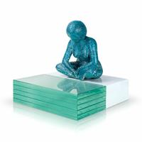 Gartentraum.de Frau schaut ins Wasser - Bronzefigur mit Glas und Stein - Lake Tranquility