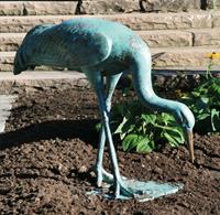 Gartentraum.de Gartenfigur Bronze Kranich mit grüner Patina - Kranich fressend