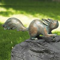 Gartentraum.de Stilvolle Tierfigur aus robuster Bronze mit Patina - Eichhörnchen