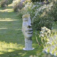 Gartentraum.de Moderne Gartenplastik mit Halbgesicht aus Metall - Metis / Silber