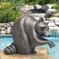 Gartentraum.de Robuste Gartenteich Deko - Bronze Tierfigur - Waschbär putzt