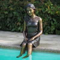 Gartentraum.de Sitzende Bronze Frauenskulptur mit Kleid - Frau Odena