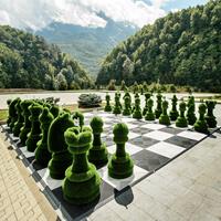 Gartentraum.de 32-teiliges Schachfiguren Set - Topiary - GFK & Kunstrasen - Schach Set