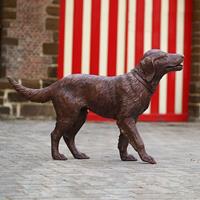 Gartentraum.de Lebensgroße Hundefigure aus Bronze - stehend - Labrador Pino