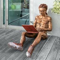 Gartentraum.de Sitzender Mann mit Laptop - limitierte Bronzeskulptur - Online Romance Man