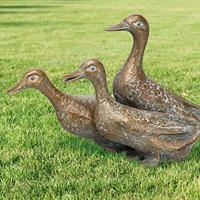 Gartentraum.de Vogelskulptur aus 3 Enten - patinierte Bronze - Entengruppe