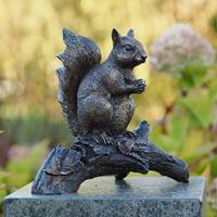 Gartentraum.de Hörnchen mit Eichel auf Ast sitzend aus Bronze - Eichhörnchen Felix