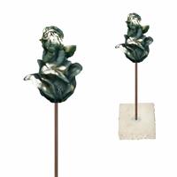 Gartentraum.de Wichtel Stein Gartenfigur mit Rosenblüte - Phineus Rosas / mit 120cm Stab